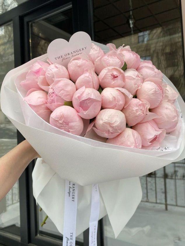 BayCanvasStudio workshop space where corporate flower arrangements are designed and prepared for business delivery